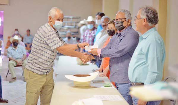 Entrega SEDER apoyos a productores de región