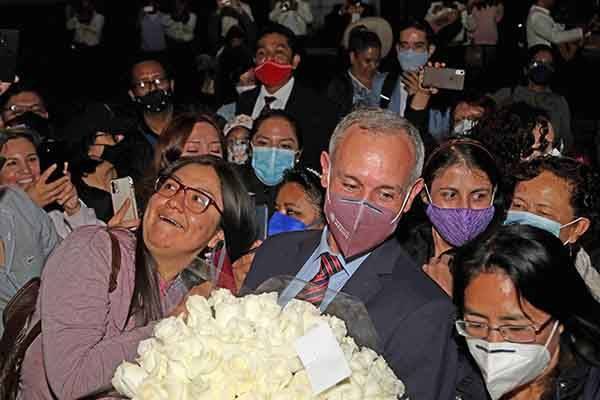 Mariachis, flores y pastel para López-Gatell en última conferencia