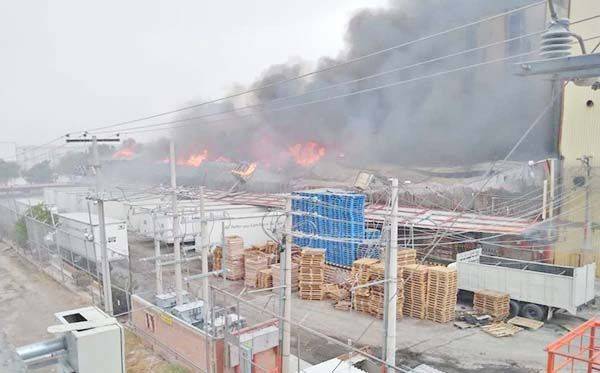 Incendio consume bodega en Torreón