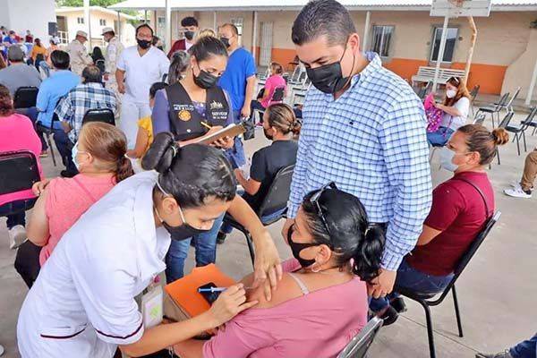 Concluye inoculación a adultos de 40 a 49 años