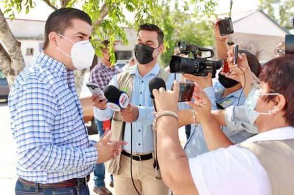 Vota Julio Long en Nueva Rosita