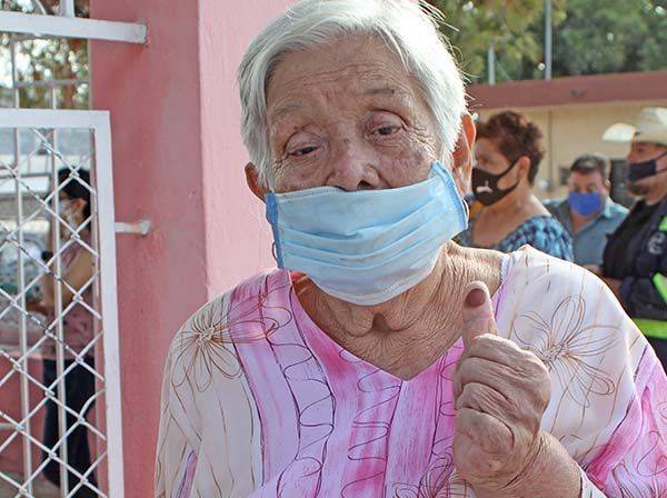 Ponen adultos el ejemplo al votar