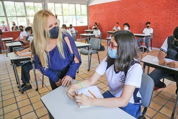 Entrega mobiliario a escuela de la Laguna