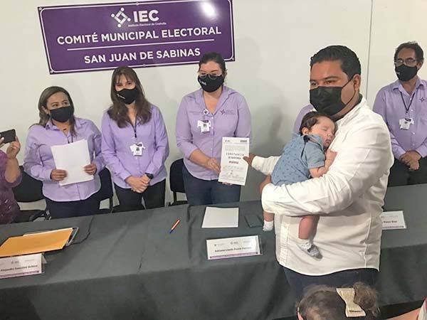 Recibe “Mayito” López  constancia de mayoría