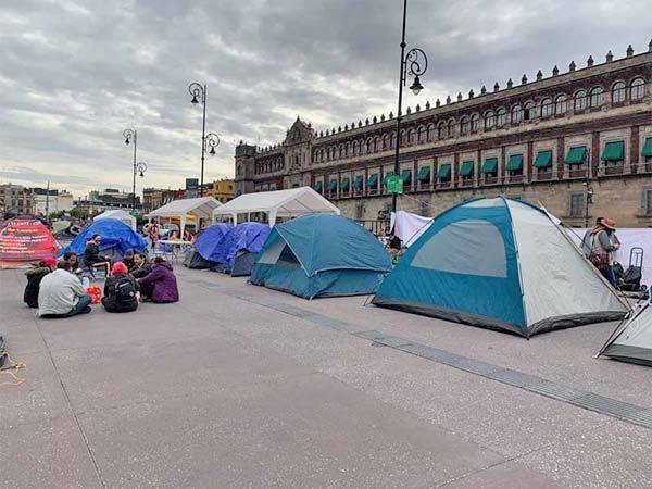 Maestros instalan plantón de 3 días frente a Palacio Nacional