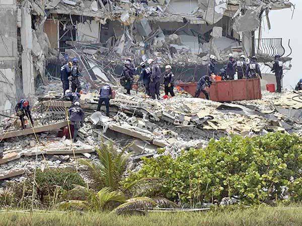 Sube a cinco el número de muertos tras derrumbe en Miami; hay 156 desaparecidos