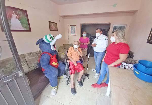 Entrega apoyos en ejido La Cruz
