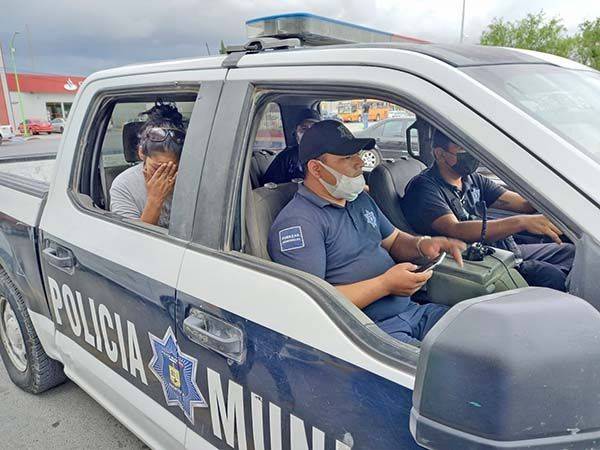 Siembra terror niña al volante