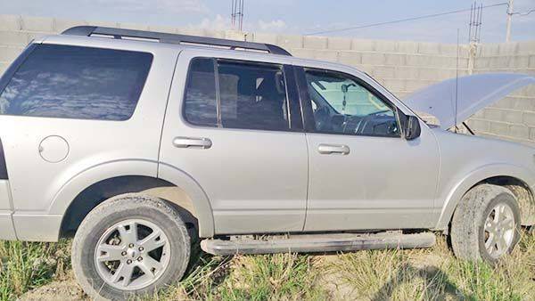 Roban camioneta a punta de pistola