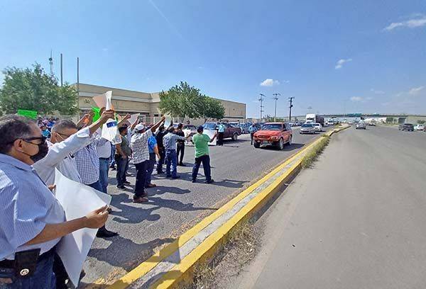 Bloquean libramiento tras desfalco en 288