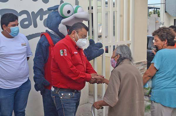 Apoya Oyervides a adultos mayores