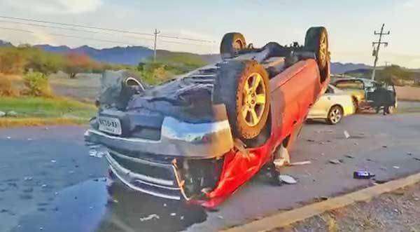 Ejidatario choca y vuelca camioneta