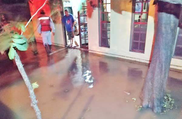 Fuerte tormenta inunda 12 casas