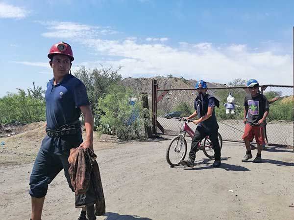 Buscan salvar a sus compañeros