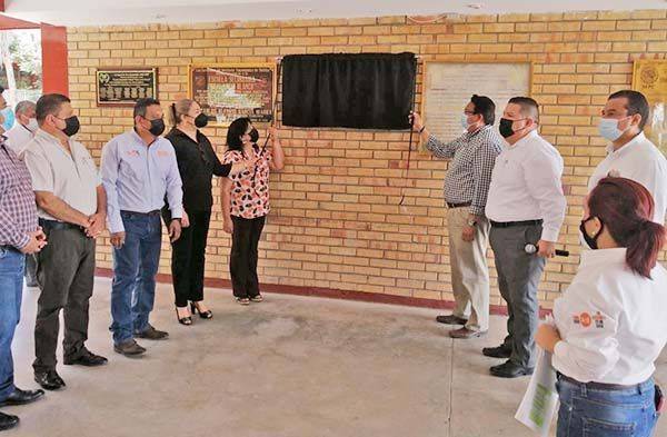 Felicitan a maestros que regresan a aulas