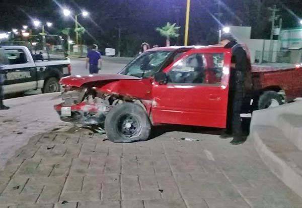 Ebrio choca contra estatua de Matachín