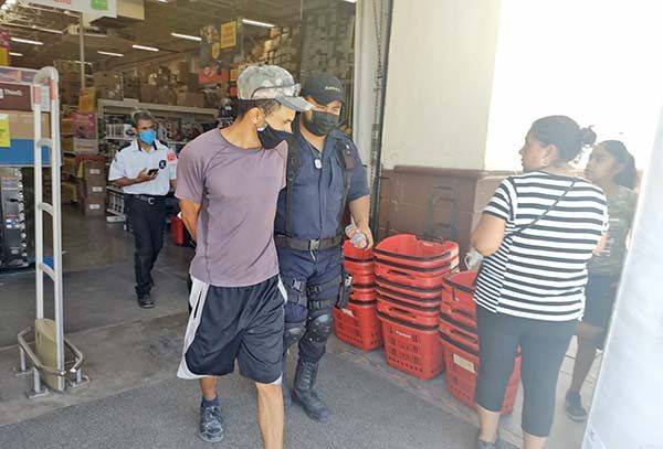 Intenta robar supermercado
