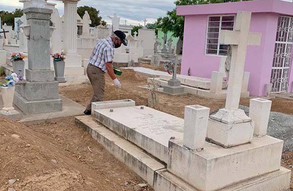Visitan panteón en Día del Padre