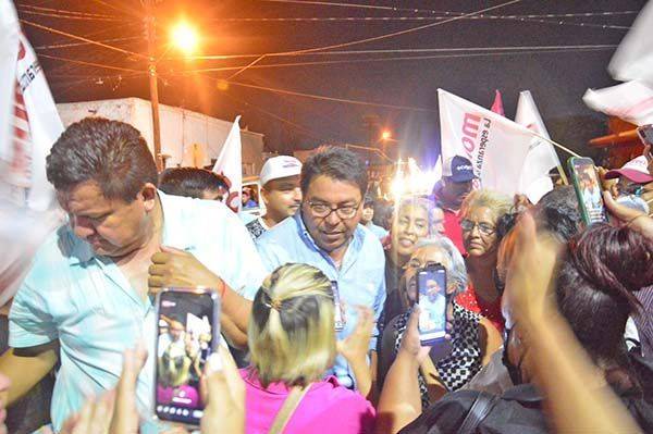 Beto Piña celebra triunfo en Frontera