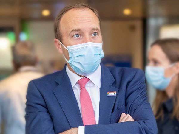 Renuncia ministro de Salud del Reino Unido tras romper reglas covid