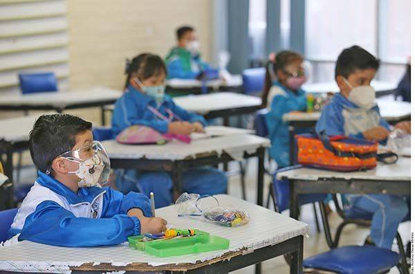Reta aula híbrida a escuelas públicas
