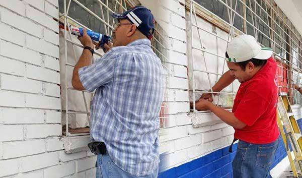 Roban escuela al día siguiente de repararla