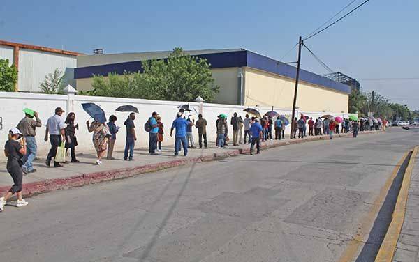 “Calcina” Sol  en larga fila para recibir vacuna
