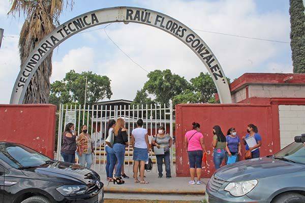Protestan porque hijos no quedaron en plantel