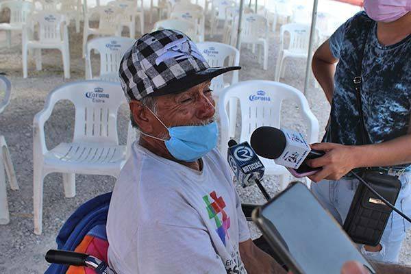 Sin credencial INE don Juan come de la basura
