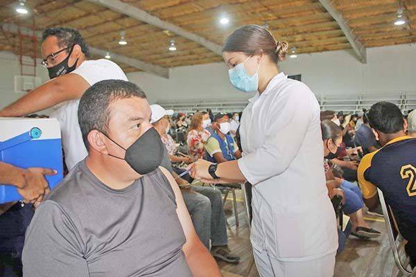 Vacunan a 4 mil 200 en Sabinas