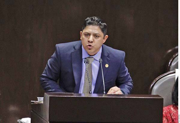 Cuestionan su elección… y su pasado