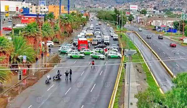 Taxistas colapsan Pachuca