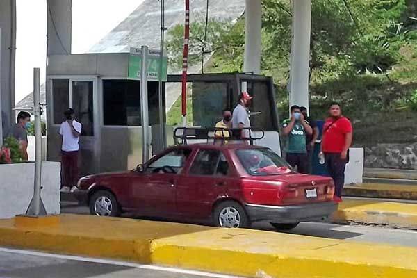 Toman normalistas de Ayotzinapa caseta en Autopista del Sol