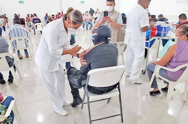 Vacunan en San Buena a los ciudadanos de 40