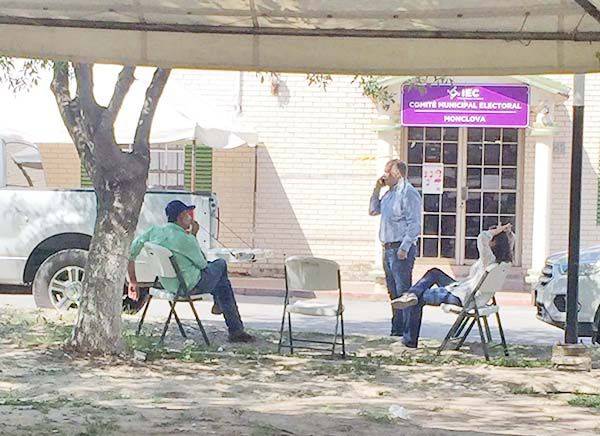 Montan guardia panistas frente al IEC en Monclova