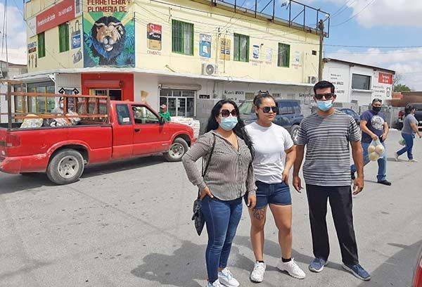 Les ofrece patrullas en venta; los estafa