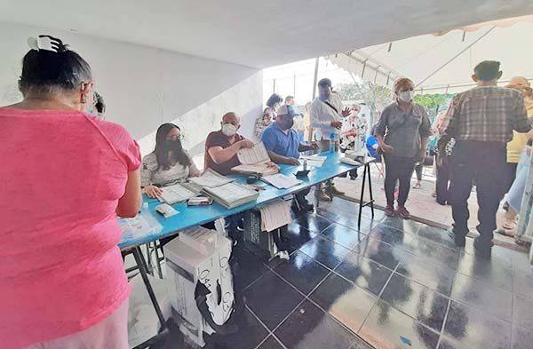 Convoca INE a observadores de consulta a expresidentes