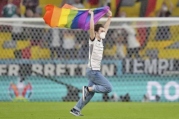 Aficionado invade la cancha con bandera multicolor