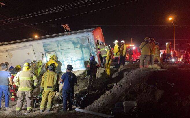 Autobús vuelca en Baja California y deja siete muertos