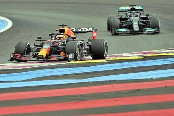 Sube Checo al podio en el Gran Premio de Francia