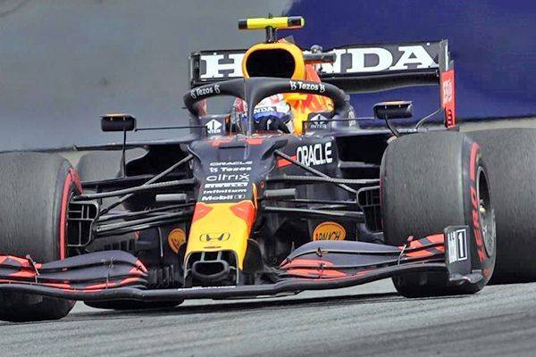 Afecta a Checo parada en pits y finaliza cuarto