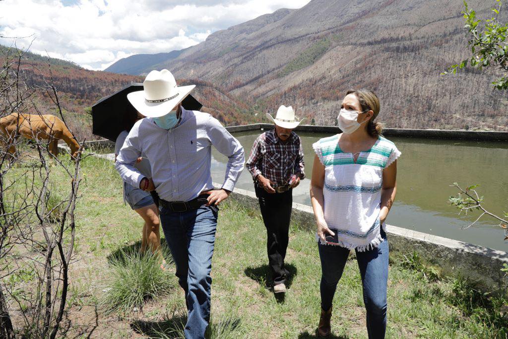 Visita Edna Dávalos sierra de Arteaga, en compañía de Ramiro Durán