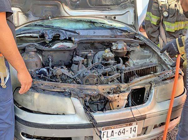 Se incendia auto en pleno centro