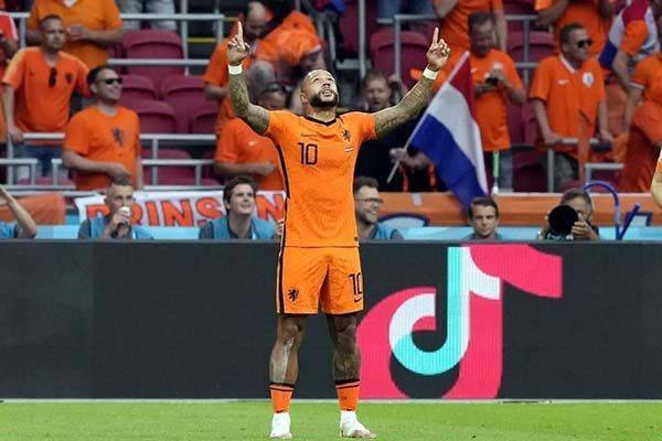 Llega Memphis Depay al Barcelona