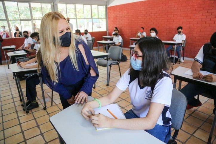 ENTREGA MARCELA GORGÓN MOBILIARIO A ESCUELA DE LA LAGUNA