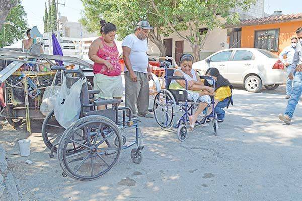 Entrega Alcalde silla de ruedas a vecina