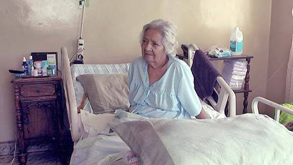 Dejan a ancianita postrada sin beca