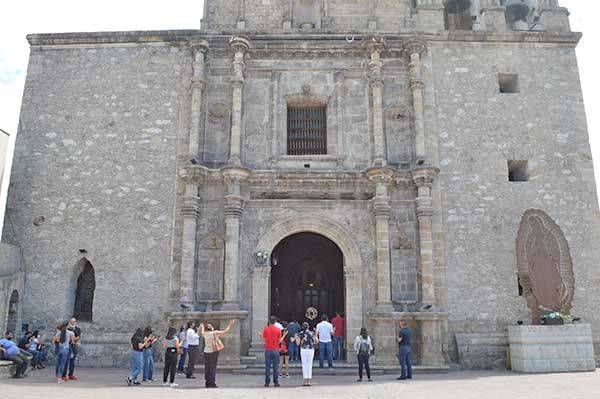 Inician su celebración agradeciendo a Dios