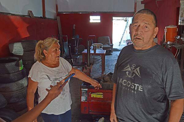Escapan de proyectiles y se refugian en taller