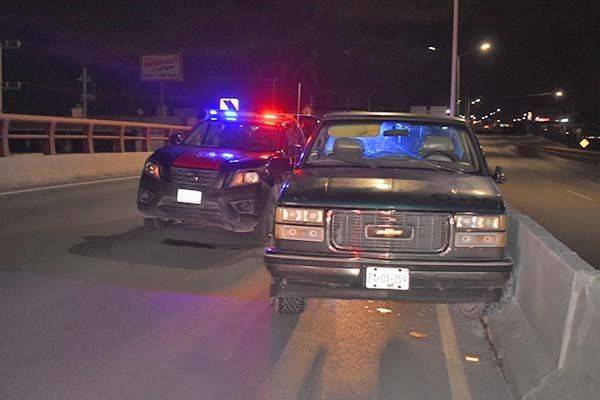 Se embarra cafre en puente Centenario